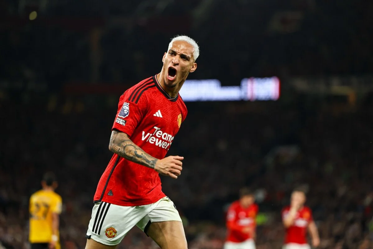 Antony deve deixar o Manchester United