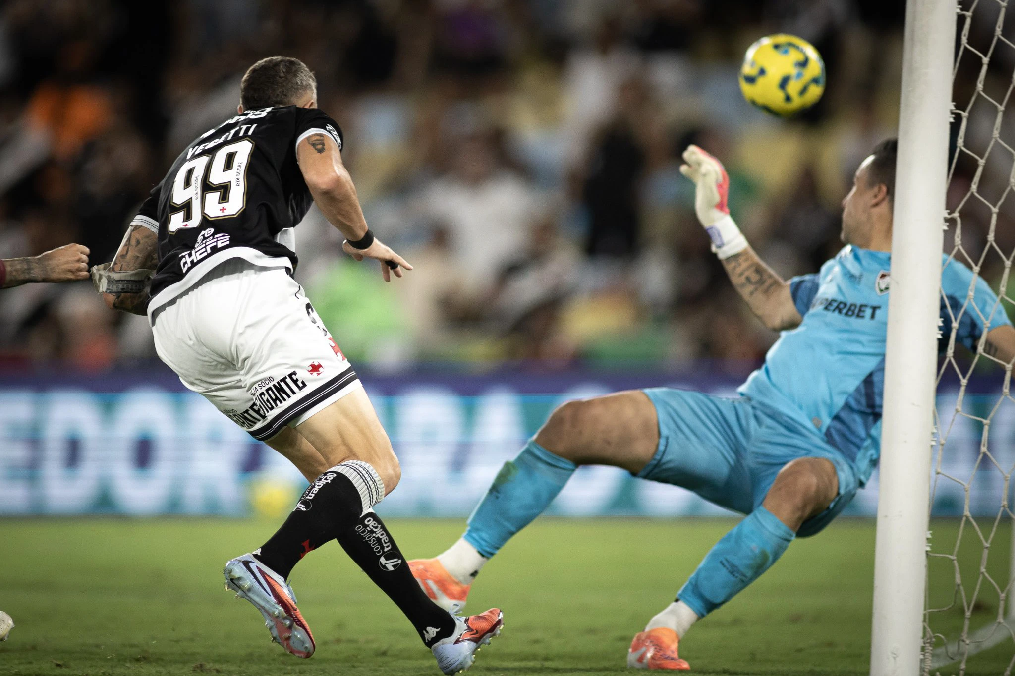 Vegetti marca contra o Fluminense